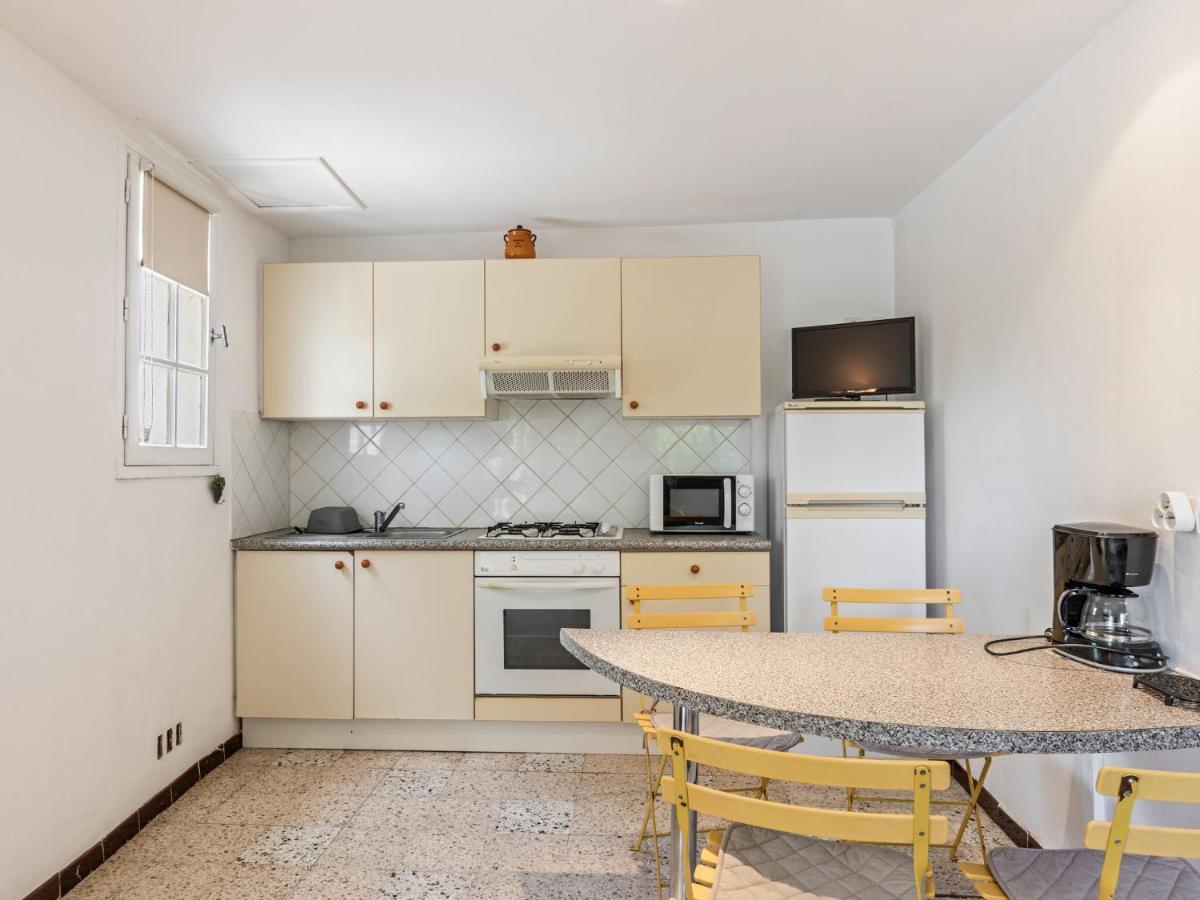Flat In A Beautiful Building With Pool Apartment Mèze Екстериор снимка