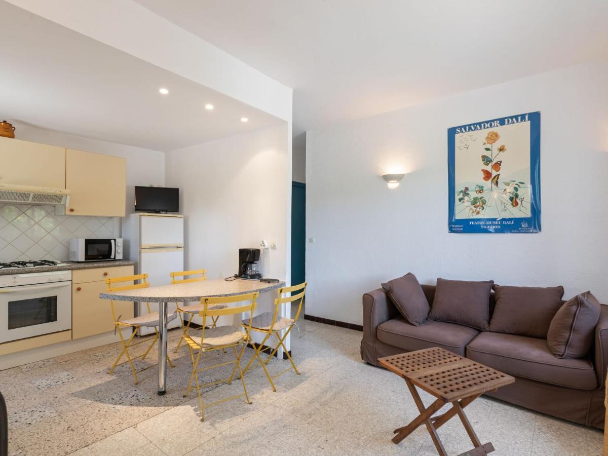 Flat In A Beautiful Building With Pool Apartment Mèze Екстериор снимка