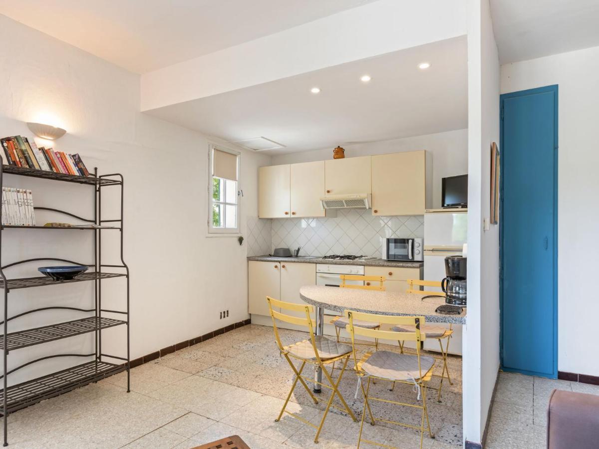 Flat In A Beautiful Building With Pool Apartment Mèze Екстериор снимка