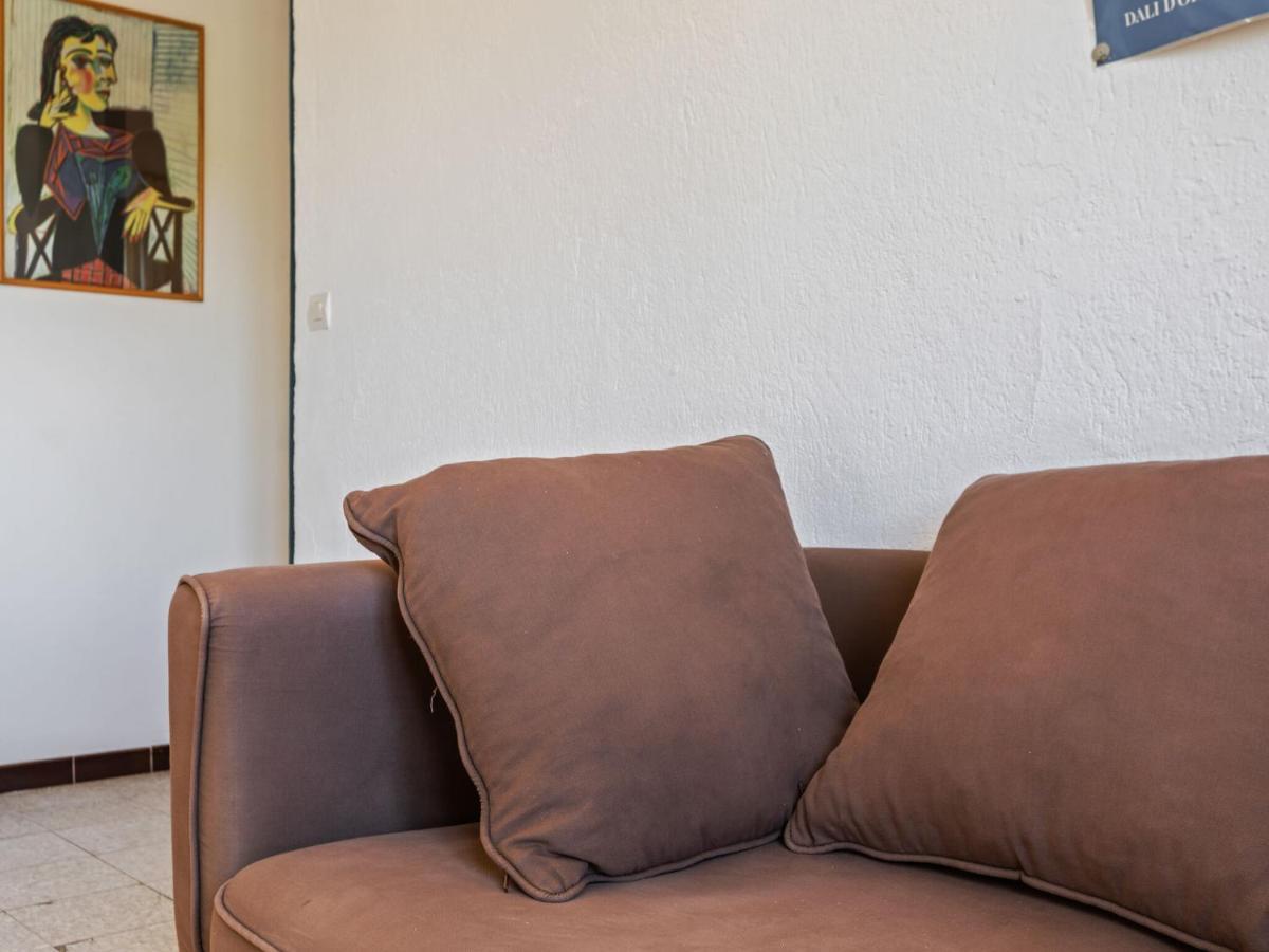 Flat In A Beautiful Building With Pool Apartment Mèze Екстериор снимка
